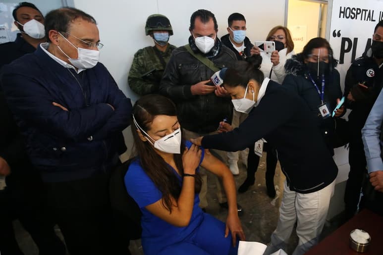 En la entidad arrancó la vacunación para el personal de salud de la primera línea de batalla. (EL SIGLO DE TORREÓN)