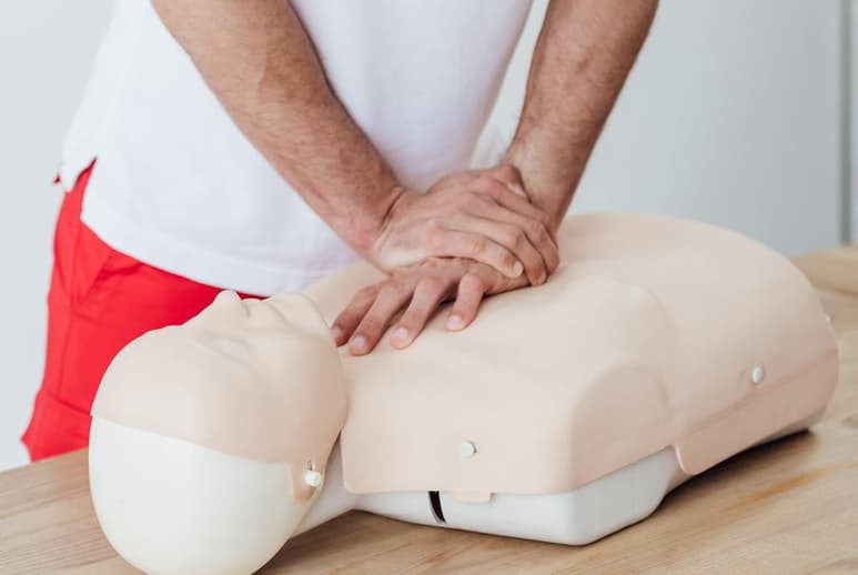 Ante la pandemia del COVID-19 se ha enfatizado que se debe evitar la exposición a microgotas de saliva, por lo que una duda que ha surgido entre las personas es si se puede realizar reanimación cardiopulmonar (RCP). (ARCHIVO)