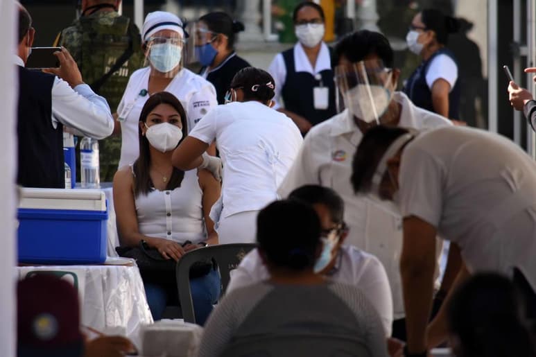 El titular del Ejecutivo federal exhortó a los integrantes de las brigadas de vacunación a avanzar con la inmunización en los trabajadores de la salud para que este fin de semana se termine de vacunar a este sector. (ARCHIVO)
