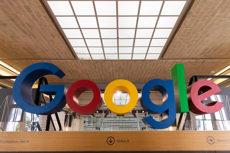 Google canalizó 128,000 millones de euros en pagos de regalías a través de Países Bajos entre 2012 y 2019, aprovechando el sistema de elusión de impuestos corporativos, lo que supuso una pérdida de más de 30,000 millones de euros al Tesoro de Estados Unidos, pero solo un ingreso fiscal extra de 25 millones a La Haya. (ARCHIVO)