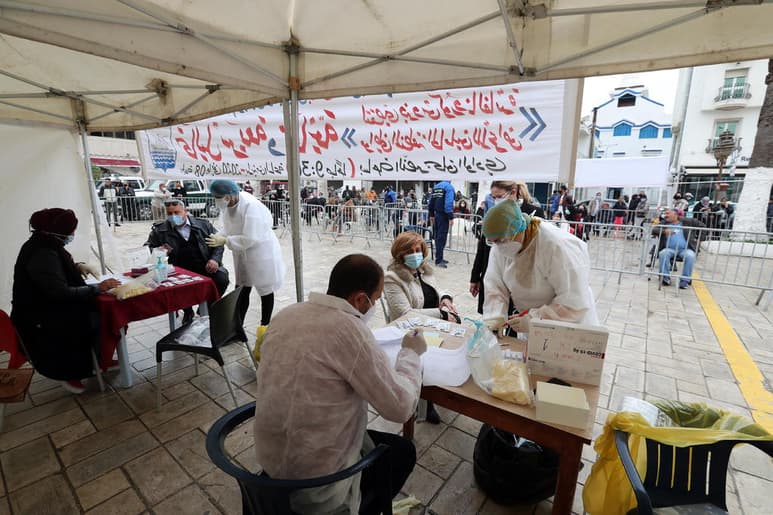 La Organización Mundial de la Salud (OMS) actualizó hoy sus estadísticas más recientes sobre la pandemia de COVID-19 y admitió que el pasado 10 de enero se superó por primera vez el millón de casos diarios en esta enfermedad, que acumula ya 90.7 millones de contagios en un año de pandemia. (ARCHIVO)