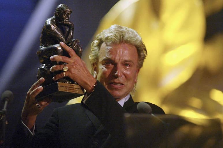 El ilusionista Siegfried Fischbacher, el miembro sobreviviente del dúo Siegfried & Roy, murió de cáncer en Las Vegas a los 81 años, reportó la agencia alemana de noticias dpa el jueves. (ESPECIAL)