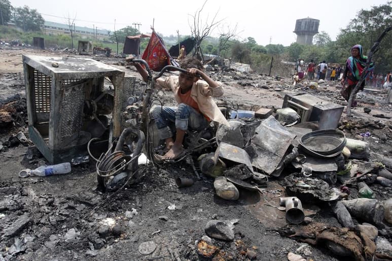 Unos 3,500 rohinyás perdieron hoy su hogar después de que un incendio en un campamento de refugiados en el sureste de Bangladesh redujo a cenizas más de 550 chozas, aunque no se produjeron muertos ni heridos graves, dijeron fuentes policiales. (ARCHIVO)
