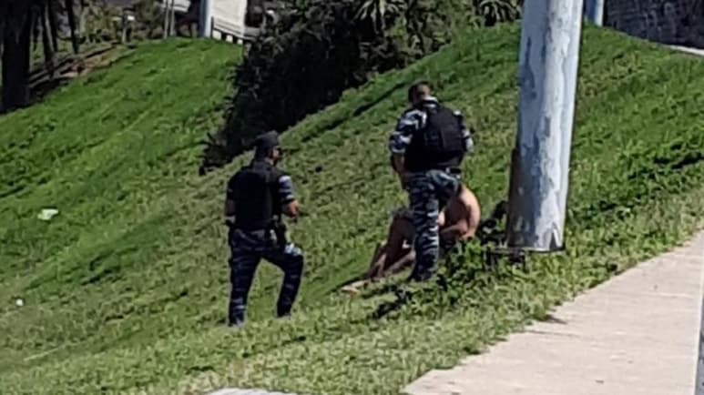La pareja fue sorprendida en un reconocido parque de la localidad de Mar de Plata (CAPTURA)