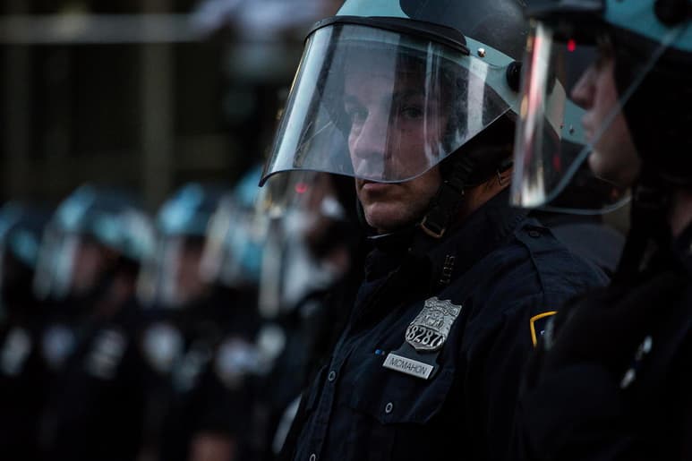 La fiscal general de Nueva York, Letitia James, anunció este jueves que ha presentado una demanda contra el Departamento de Policía de Nueva York (NYPD) por su 'excesiva' respuesta a las protestas que tuvieron lugar contra la brutalidad policial en mayo y junio tras la muerte a manos de las fuerzas del orden de George Floyd en Mineápolis. (ARCHIVO)