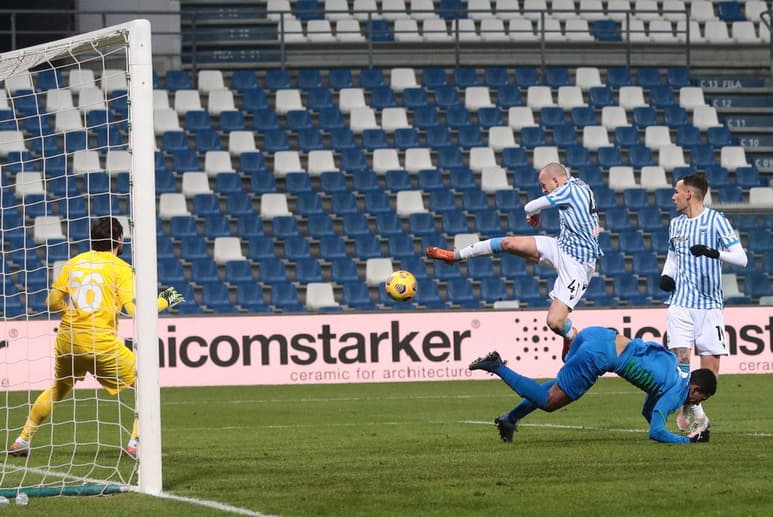 Revelación en el inicio de la temporada de la Serie A, el Sassuolo entró en acción este jueves en los octavos de final de la Copa de Italia con la derrota y la eliminación en su casa frente al Spal (0-2), de la Serie B (Segunda división), que marcó sus dos goles en superioridad numérica y será el rival del Juventus Turín en cuartos. (ESPECIAL)