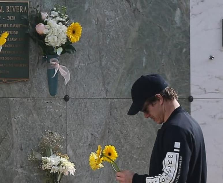 Ryan Dorsey, exesposo de Naya Rivera, fue captado entre lágrimas en la tumba de la actriz para 'celebrar' el que sería su cumpleaños número 34 el pasado martes. (ImageDirect)