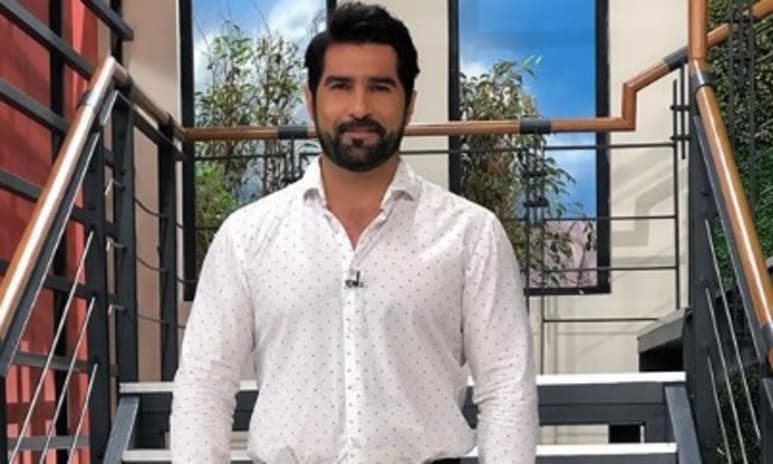 Esta mañana el periodista de espectáculos Alex Kaffie, compartió por medio de su columna semanal que Televisa San Ángel le prohibió la entrada a Arturo Carmona tras finalizar contrato con el programa HOY. (Especial)