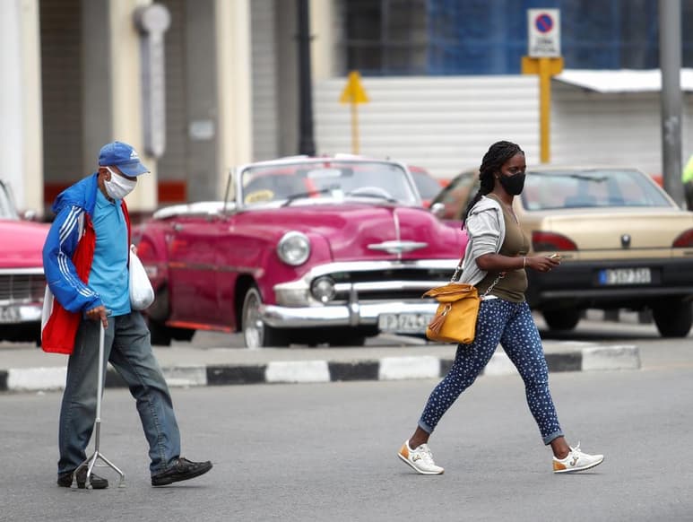 Cuba registró este jueves 505 nuevos casos de COVID-19, 33 de ellos importados, un ligero descenso tras seis jornadas consecutivas marcando máximos que han provocado el regreso de fuertes medidas de contención en La Habana y otras zonas del país. (ARCHIVO)