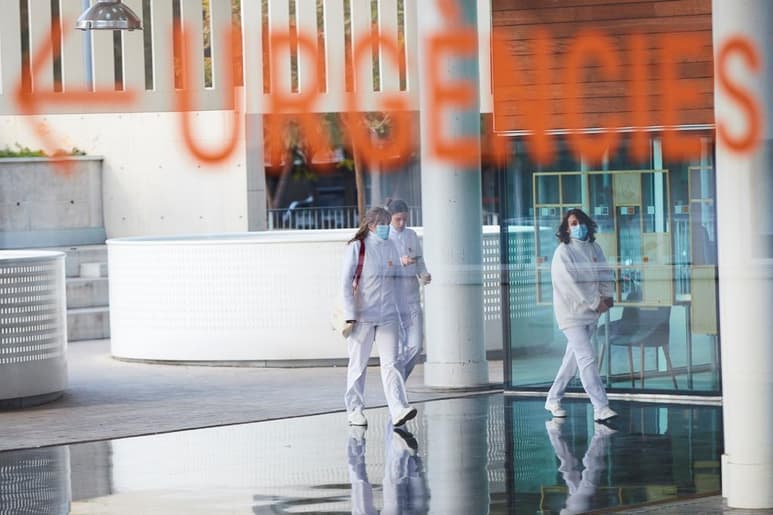 En plena tercera ola, el incremento de contagios por coronavirus en España no cesa y los hospitales se sitúan de nuevo al límite de su capacidad, con una incidencia acumulada del virus de 522.7 casos por 100,000 habitantes que duplica el nivel de riesgo extremo, situado en 250. (ARCHIVO)