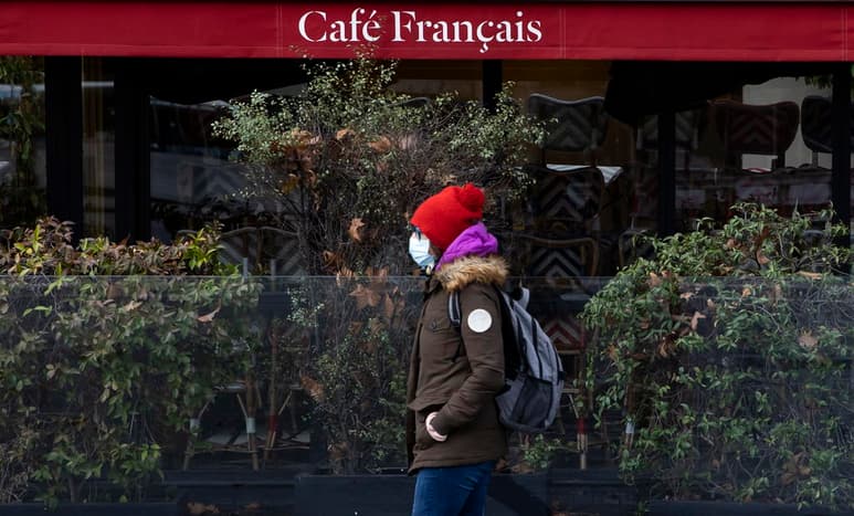  Las autoridades francesas anunciaron el jueves un toque de queda aún más estricto a nivel nacional que entrará en vigor el sábado a las 6:00 de la tarde y se mantendrá por al menos 15 días, una medida que pretende frenar la propagación del coronavirus. (AGENCIAS) 
