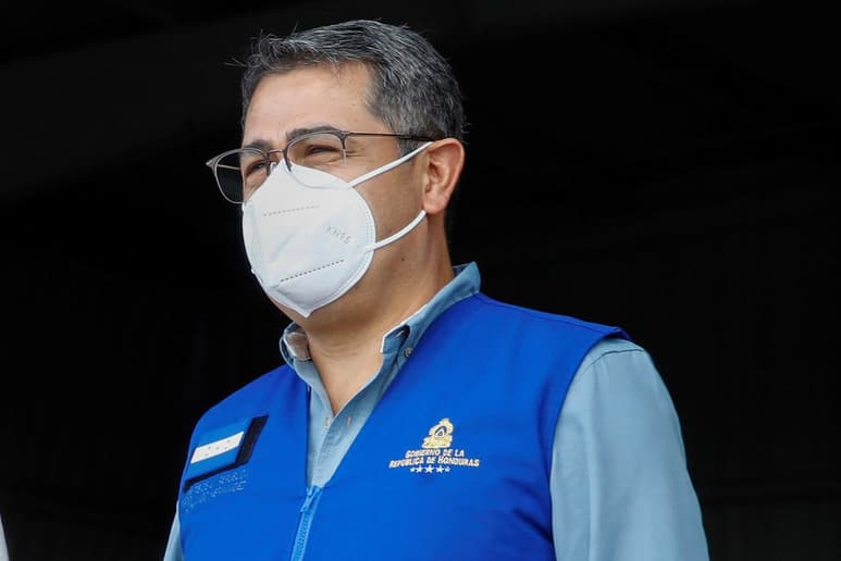 Tres diputados de la oposición de Honduras solicitaron este jueves al Parlamento que se abra un 'juicio político' contra el presidente del país, Juan Orlando Hernández, y su posterior destitución, por su vinculación en Estados Unidos 'con múltiples juicios de narcotraficantes'. (ESPECIAL)