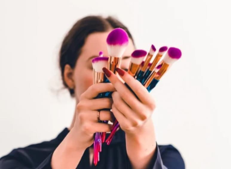 Puede que mucho de nuestro dinero se encuentre invertido en cosméticos, ya que nos ayudan a darle ese plus a nuestro look y al final del día la relación que tenemos con el maquillaje siempre es buena. (Especial)