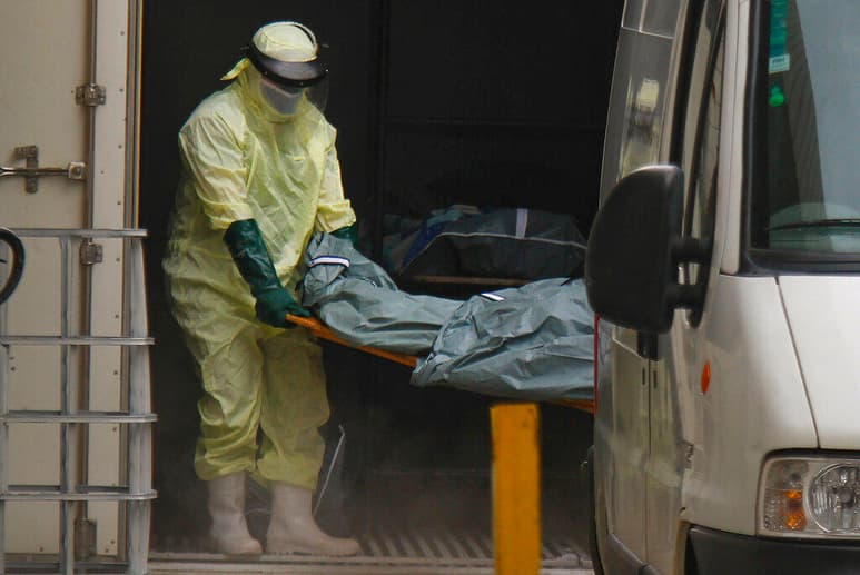 Gran cantidad de pacientes con COVID-19 en la ciudad amazónica de Manaos serán trasladados fuera de la entidad porque el sistema de salud local está saturado y las reservas de tanques de oxígeno están disminuyendo, lo que ha derivado en la muerte por asfixia de algunos brasileños en sus viviendas. (ESPECIAL)