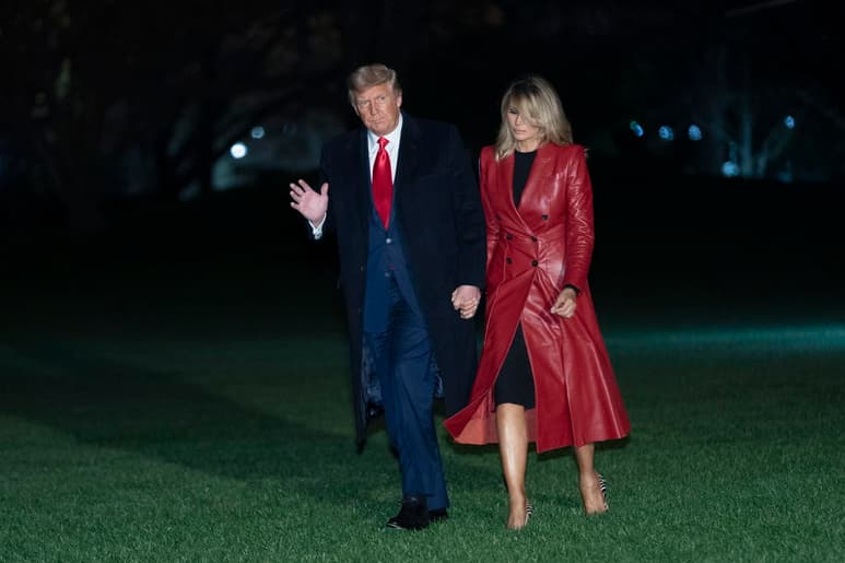La residencia de invierno y club social que el presidente saliente de EUA, Donald Trump, posee en el sur de Florida recibió una advertencia de las autoridades locales luego de que varios asistentes a la fiesta de fin de año no llevaran mascarillas, informan este jueves medios locales. (ESPECIAL)