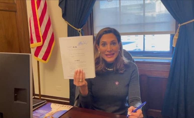 Congresistas cubanoestadounidenses de Florida presentaron este jueves en Washington una ley que busca mantener a Cuba en la lista de patrocinadores del terrorismo, como lo estableció esta semana el Gobierno saliente de Donald Trump. (ESPECIAL)