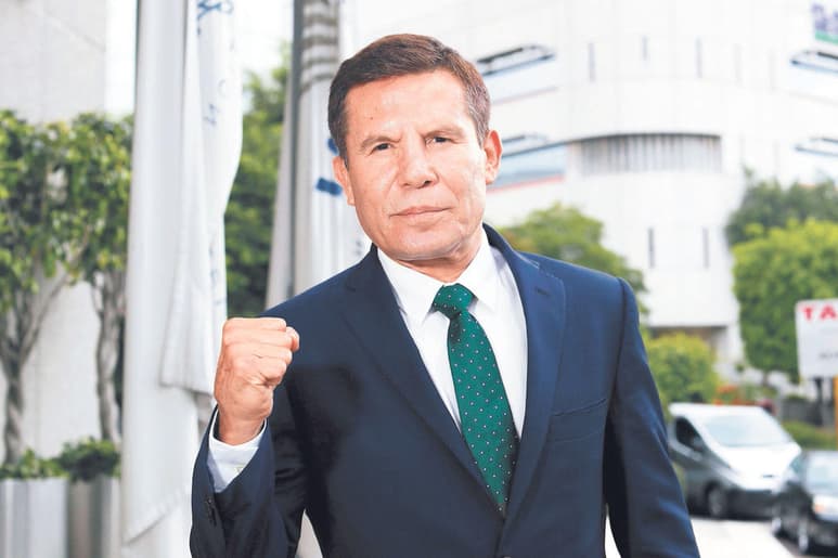 Después de la polémica que levantó el exboxeador Mike Tyson afirmando que Julio César Chávez era mejor que Floyd Mayweahter Jr., el periodista deportivo David Faitelson mencionó en redes sociales que el 'campeón mexicano' hubiera sido derrotado por Mayweather 'ni en 140, ni en 147, ni en aquí ni en Marte le hubiese ganado', escribió el comentarista deportivo. (ESPECIAL)