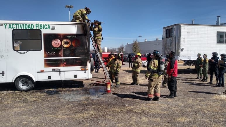El incendio fue en una camioneta de la caravana de salud. (EL SIGLO DE TORREÓN)