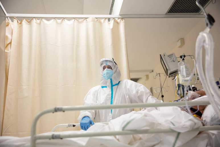 Un total de 667,400 personas murieron el pasado año en Francia, lo que significa un aumento del 9 % respecto a 2018 ó 2019 que se tradujo en 53,900 fallecimientos adicionales, una cifra inferior a los 64,632 atribuidos oficialmente al coronavirus. (ARCHIVO)