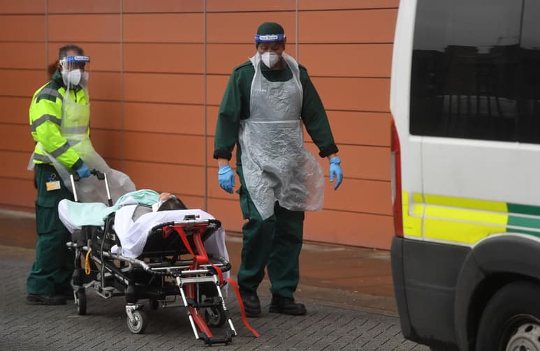 La Organización Mundial de la Salud (OMS) notificó hoy 15,800 muertes por COVID-19 en las últimas 24 horas, la peor cifra diaria en más de un año de pandemia, por lo que el total de decesos acumulados asciende a 1.97 millones. (ARCHIVO) 