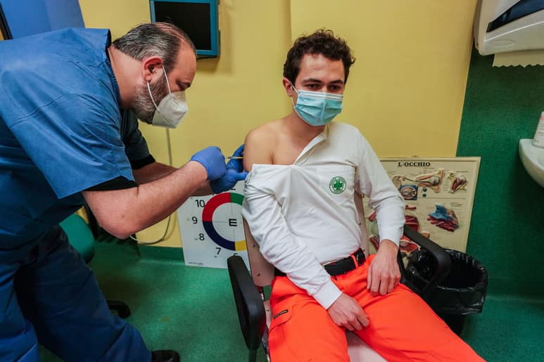 Un millón de italianos recibieron ya dosis de la vacuna del coronavirus, sobre todo entre el personal sanitario, anunció hoy el primer ministro, Giuseppe Conte, quien apuntó que Italia es el país con más personas vacunadas de la Unión Europea. (ARCHIVO) 