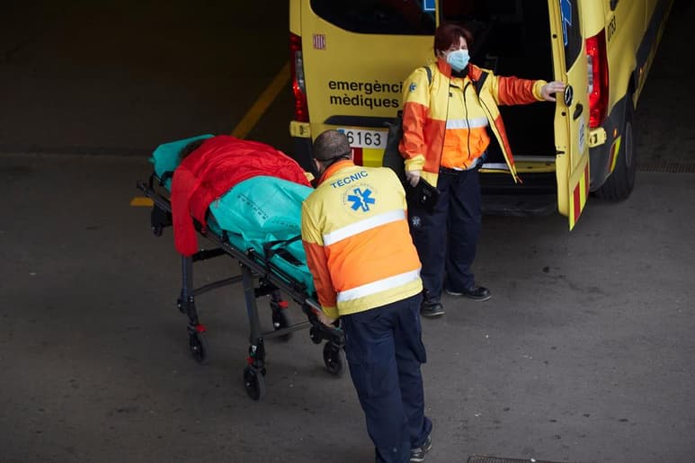 España sumó este viernes 40,197 nuevos positivos de COVID, el mayor número de contagios en un día desde el inicio de la pandemia, según los datos ofrecidos por el Ministerio español de Sanidad, que reflejan un nuevo aumento en la incidencia del virus con 575.10 casos en los últimos 14 días por 100,000 habitantes. (ARCHIVO)
