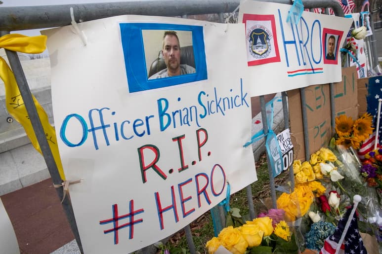 La Policía federal de EUA (FBI, en inglés) está investigando a 37 personas en relación con la muerte del policía del Capitolio Brian Sicknick durante el asalto del pasado día 6, según un informe obtenido por el diario The New York Times. (ARCHIVO) 