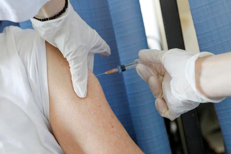 Las autoridades canadienses advirtieron este viernes que Pfizer reducirá de forma temporal el envío de vacunas contra la COVID-19 al mismo tiempo que el ritmo de crecimiento de los casos de la enfermedad está creciendo rápidamente, lo que amenaza con colapsar al sistema sanitario del país. (ARCHIVO) 