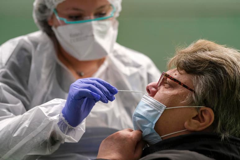 Francia registró este viernes 21,271 casos de coronavirus en las últimas 24 horas y 288 muertes en hospitales, a los que hay que sumarles otros 348 fallecimientos en residencias de ancianos y centros de dependencia desde el pasado martes. (ARCHIVO) 