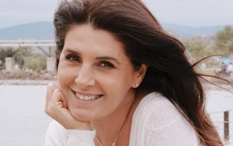 La actriz se dejó ver nuevamente en traje de baño a sus 50 años de edad (@MAYRINVILLANUEVA)