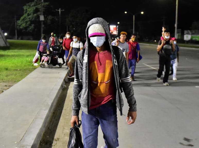 La caravana de migrantes hondureños que este viernes salió con la idea de llegar a EUA avanza hacia la aduana de Agua Caliente, fronteriza con Guatemala, sorteando retenes policiales en su país, en los que les piden mostrar sus documentos personales. (AGENCIAS)