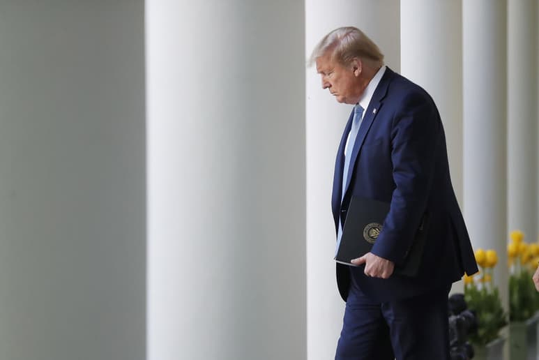Las redes sociales Facebook e Instagram restauraron este viernes las cuentas del presidente saliente de Estados Unidos, Donald Trump, luego de ser suspendidas por los acontecimientos del asalto en el Capitolio el pasado 6 de enero. (ESPECIAL)