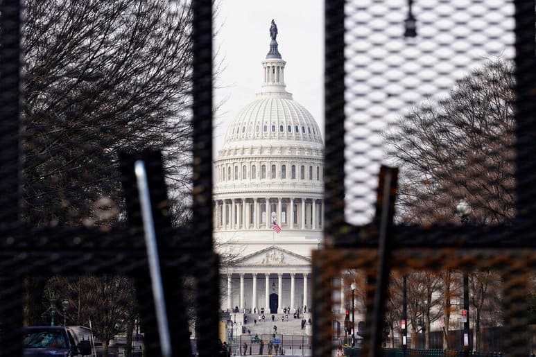 Con sus monumentos más emblemáticos resguardados por vallas metálicas y soldados y policías uniformados apostados en puntos estratégicos, Washington comenzó este viernes la cuenta regresiva para albergar el próximo miércoles el acto de investidura del presidente electo de EUA, Joe Biden, tras el asalto de la semana pasada al Capitolio. (AGENCIAS / AP )