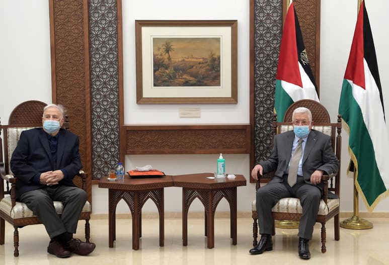Contra todas las expectativas, el presidente palestino, Mahmud Abás, firmó hoy el decreto para celebrar elecciones legislativas y presidenciales en los territorios palestinos este año, y que convoca a las urnas a la población por primera vez desde 2006. (ARCHIVO)