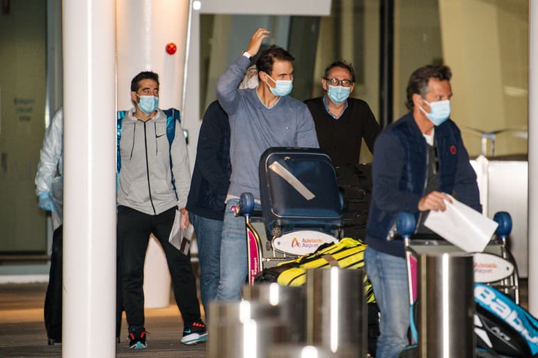 Tenistas como el español Rafael Nadal arribaron al aeropuerto de Adelaida, en Australia (ESPECIAL)