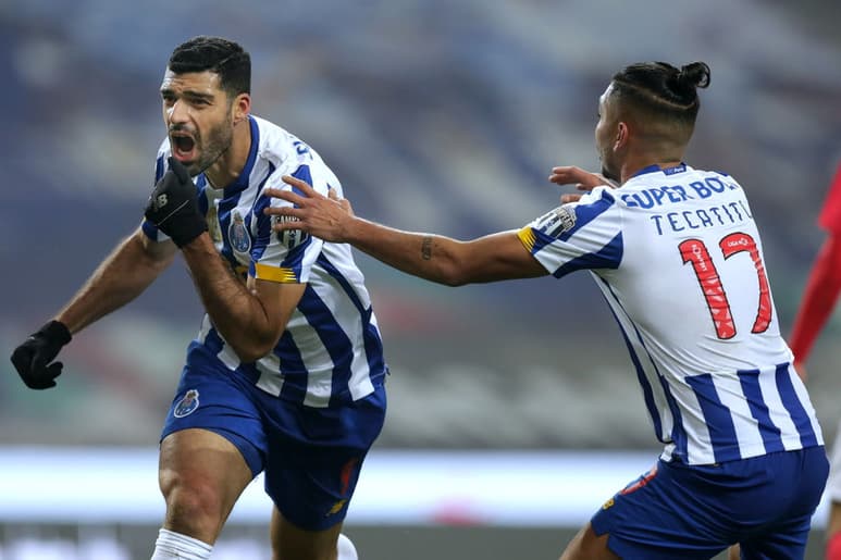 El 'Tecatito' celebró el empate junto a Mehdi Taremi (ESPECIAL)