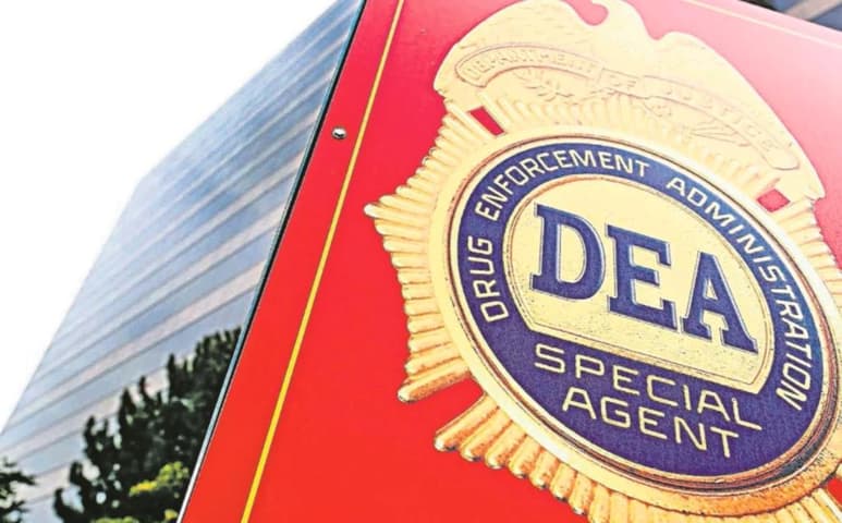 Para la institución, encabezada por Alejandro Gertz Manero, Daniel Isaac Silva Gárate habría engañado a su tío, Juan Francisco Patrón Sánchez, haciéndole creer que hablaba con Cienfuegos Zepeda, por lo que decidió no ejercer acción penal contra él.
(ARCHIVO)