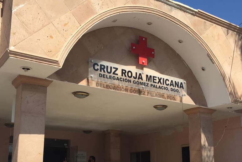 Hasta el Paseo de Las Nueces del citado fraccionamiento acudieron los agentes de la Policía Estatal y paramédicos de la Cruz Roja quienes le brindaron auxilio a Vicente, de 28 años de edad. (ARCHIVO)