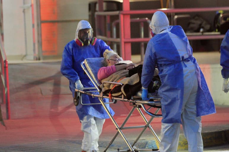 La Organización Mundial de la Salud (OMS) notificó hoy 14,718 muertes por COVID-19 en las últimas 24 horas a nivel global, con lo que los decesos que se le han notificado han llegado a los 2,001.773, a un año del brote de coronavirus que en ese momento todavía se limitaba a China. (ARCHIVO)
