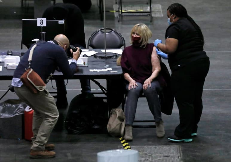 Nueva York, uno de los estados más afectados por la pandemia en EUA, ha administrado el 83 % de las vacunas contra la COVID-19 distribuidas por el Gobierno federal y sus autoridades pidieron este sábado más suministro para atender la demanda derivada de su gran población. (AGENCIAS / EFE)