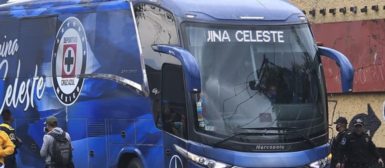 Los aficionados enojados con el Cruz Azul también arrojaron huevos al autobús del equipo. (ESPECIAL)