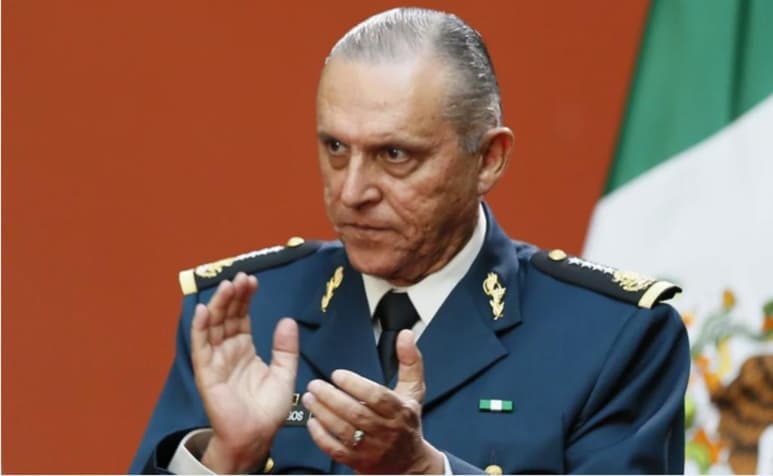 La Fiscalía General de la República (FGR) publicó esta sábado en su sitio web la versión pública del expediente completo en el que determinó no ejercer acción penal contra el exsecretario de la Defensa Nacional (Sedena), el general Salvador Cienfuegos Zepeda, acusado de narcotráfico por la agencia antidrogas DEA. (ESPECIAL)