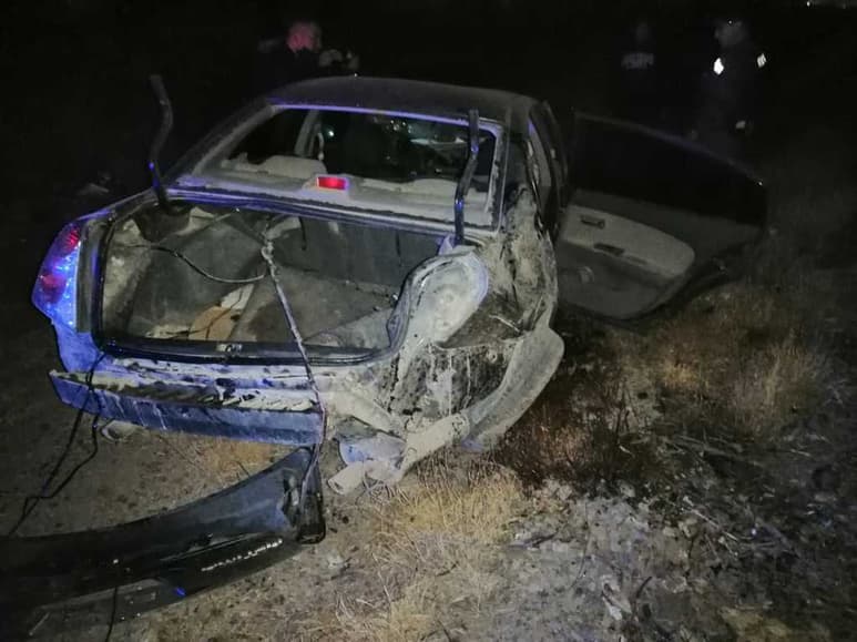 El fuerte impacto de la máquina 7 mil 165 proyectó el auto a un costado del camino. (EL SIGLO DE TORREÓN)