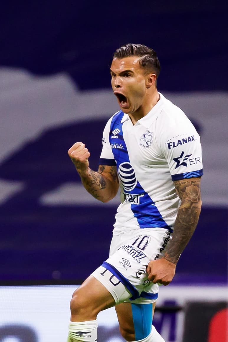 Christian Tabó celebra luego de marcar el único tanto del partido, en la victoria del Puebla como visitante sobre Cruz Azul.
