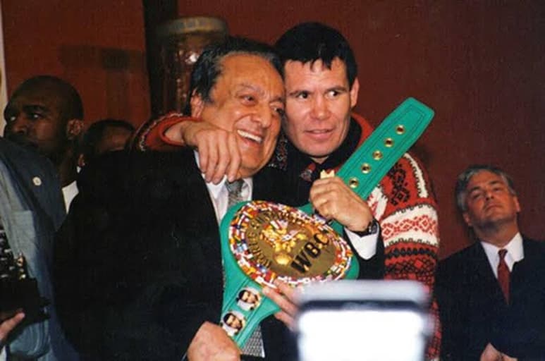 Julio César Chávez recordó a José Sulaimán en sus redes sociales. Manifestó que lo recuerda con mucho cariño y lo extraña.