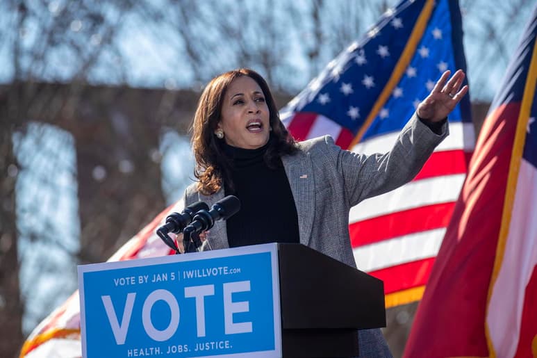  La vicepresidenta electa Kamala Harris renunciará a su escaño en el Senado el lunes, dos días antes de ser juramentada junto con el presidente electo Joe Biden. (ARCHIVO)