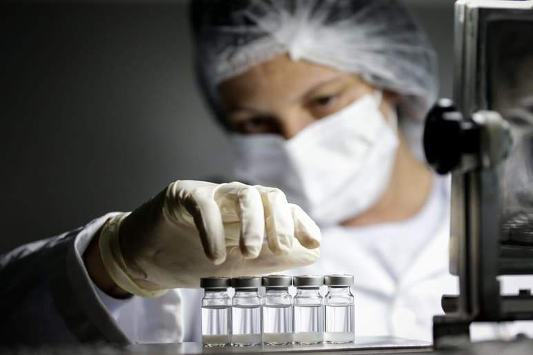 La Agencia Nacional de Vigilancia Sanitaria (Anvisa) autorizó este domingo el uso en carácter de emergencia de las vacunas del laboratorio chino Sinovac y del anglo-sueco AstraZeneca, último paso para iniciar la inmunización en Brasil, uno de los países más afectados por la pandemia. (EFE)