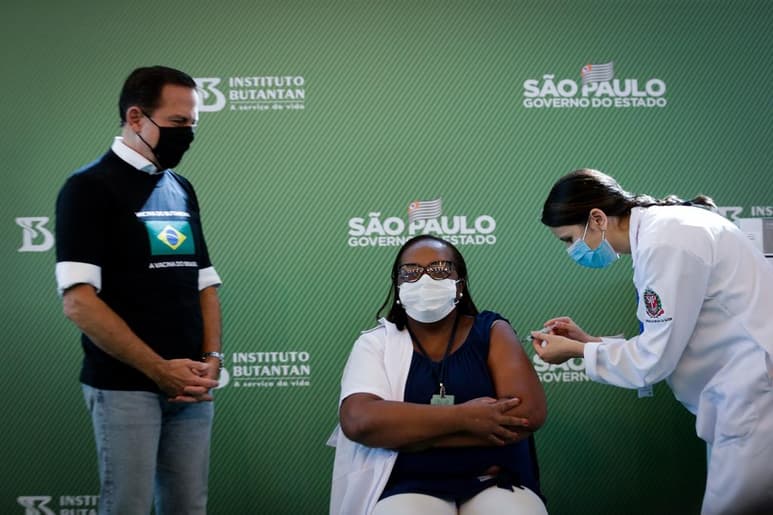 Brasil, uno de los países del mundo más afectados por la pandemia del coronavirus, aplicó este domingo en Sao Paulo la primera dosis de la vacuna contra la COVID-19 a una enfermera de 54 años, en momentos en los que el gigante latinoamericano enfrenta una segunda ola de la enfermedad. (EFE)