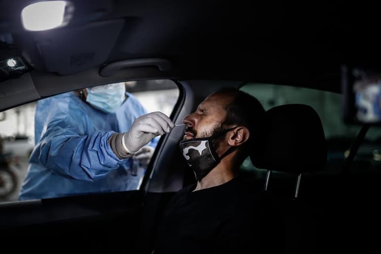 Argentina sumó este domingo 7.264 nuevos casos del coronavirus SARS-CoV-2, por lo que el número total de positivos aumentó hasta 1,799,243, mientras que los 112 decesos notificados en las últimas 24 horas elevan el total de muertes a 45,407. (AGENCIAS)