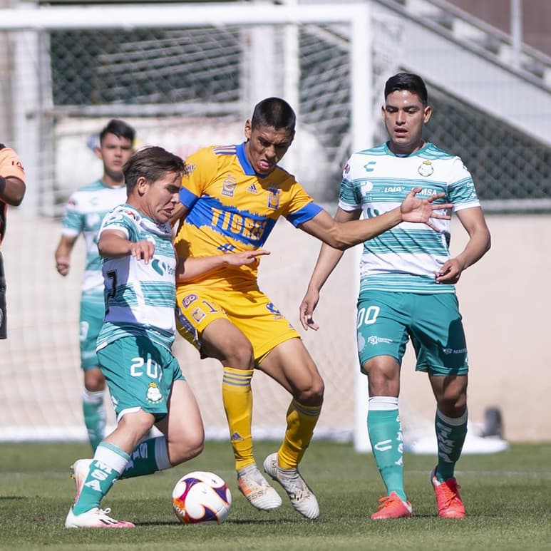 Santos Laguna consiguió el primer triunfo del Guardianes 2021 al vencer 2-0 a Tigres en casa, en partido correspondiente a la segunda jornada de la categoría Sub-20. (ESPECIAL)